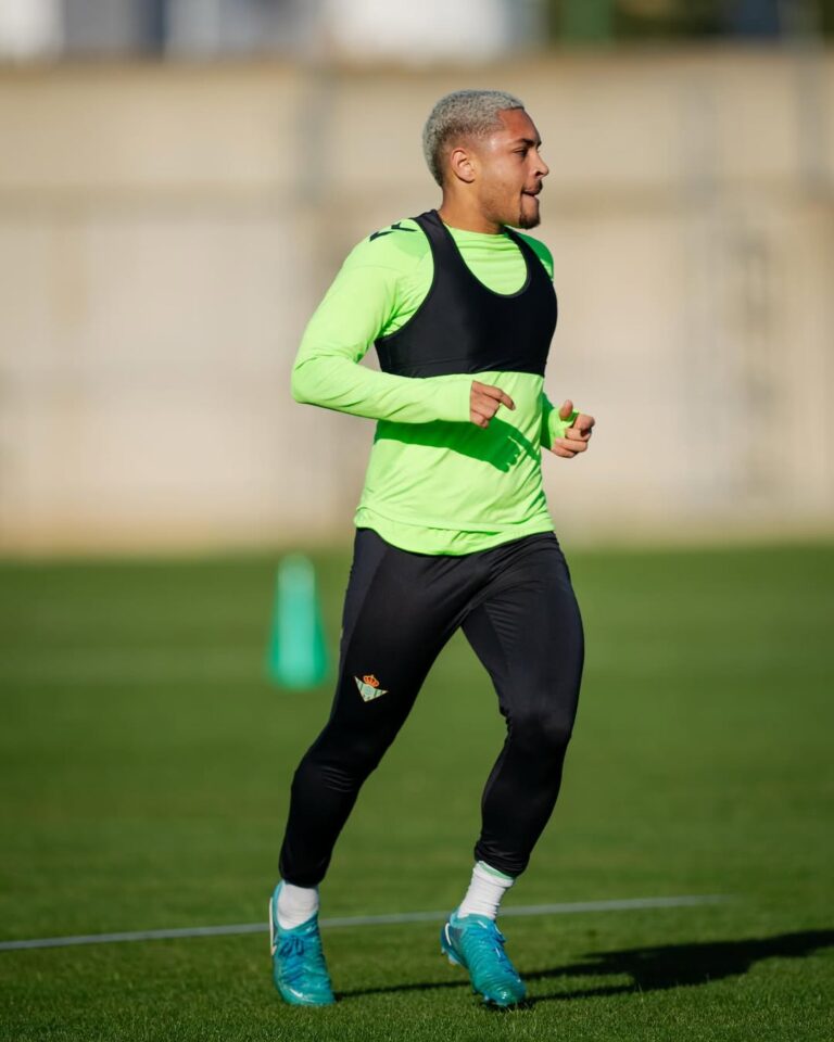 Vitor Roque Transfer News